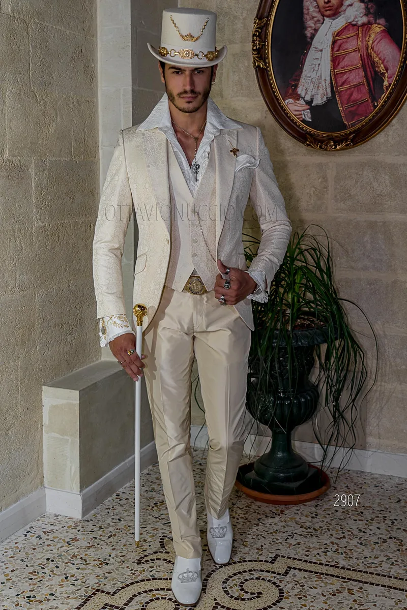 Abito cerimonia beige stile steampunk, giacca in jacquard e pantalone in tinta – Figura intera