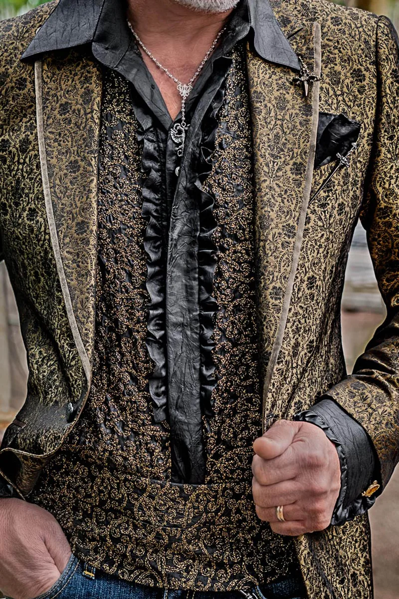 Camicia in tessuto effetto stropicciato nero con ricamo oro e volant
