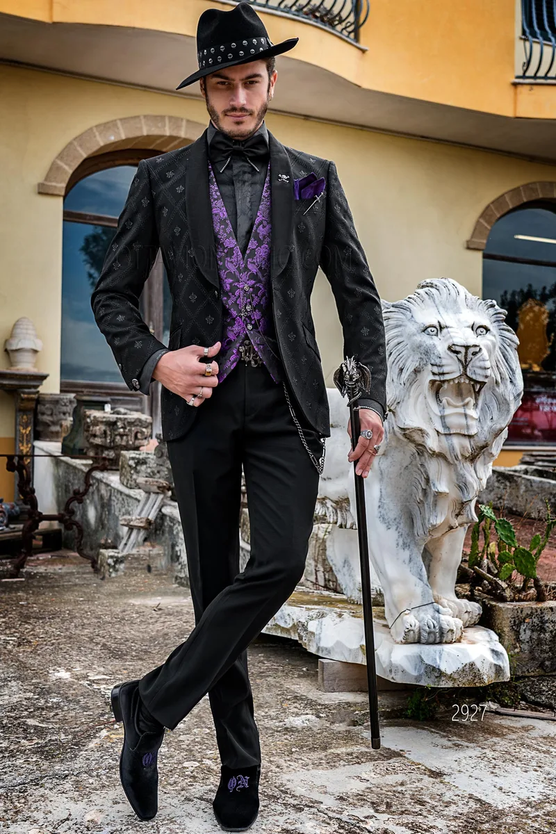Smoking stile moderno nero ricamato argento con gilet in seta viola – Figura intera