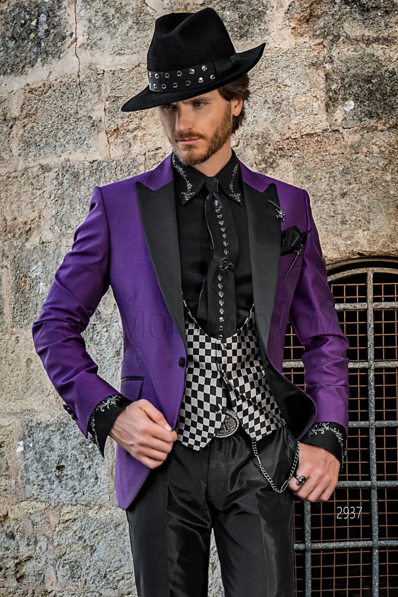Chaqueta de ceremonia moda morado, pantalón negro, chaleco de diseño “a cuadros” – Plano americano