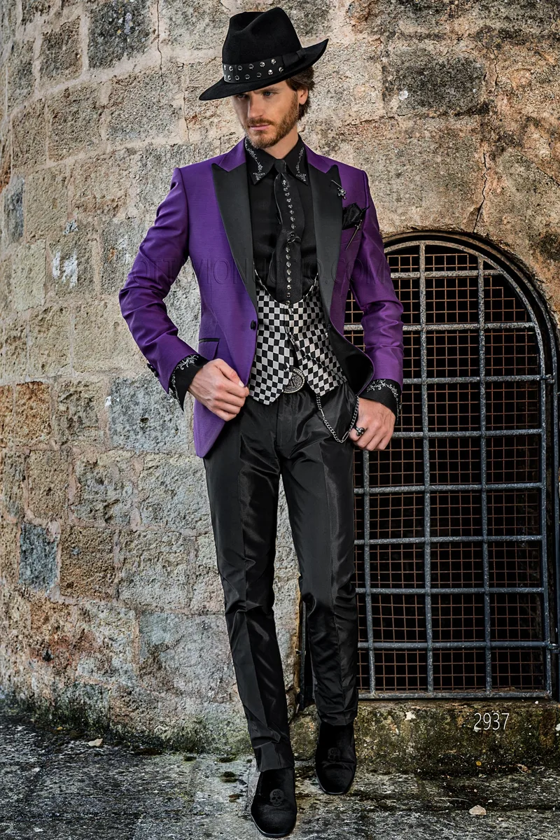 Chaqueta de ceremonia moda morado, pantalón negro, chaleco de diseño “a cuadros” – Cuerpo entero
