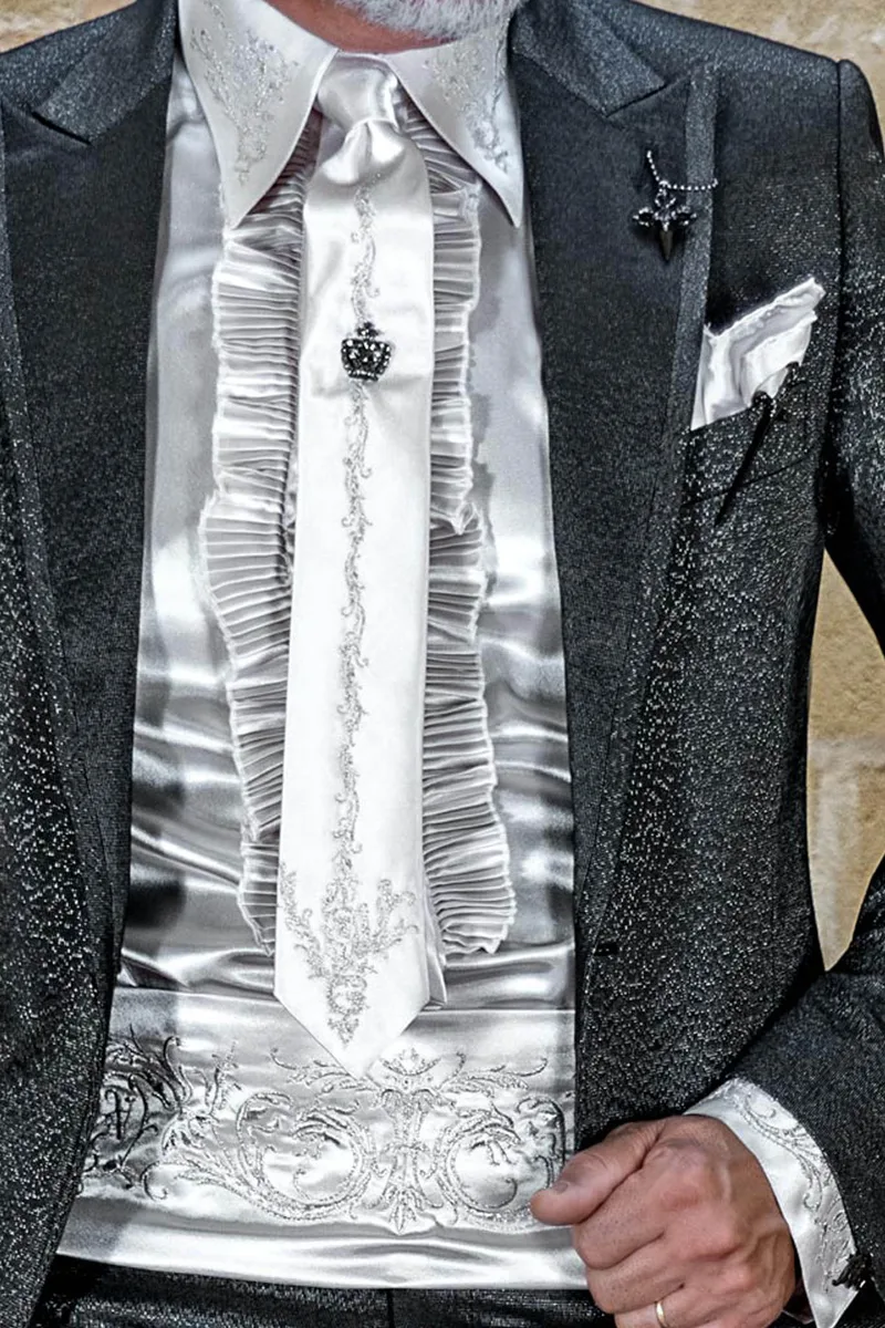 Camicia e accessori in microfibra di raso grigio perla con ricamo drago argento
