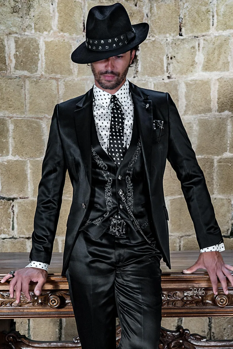 Abito cerimonia moda in tessuto lucido nero e gilet con ricamo argento – Piano americano