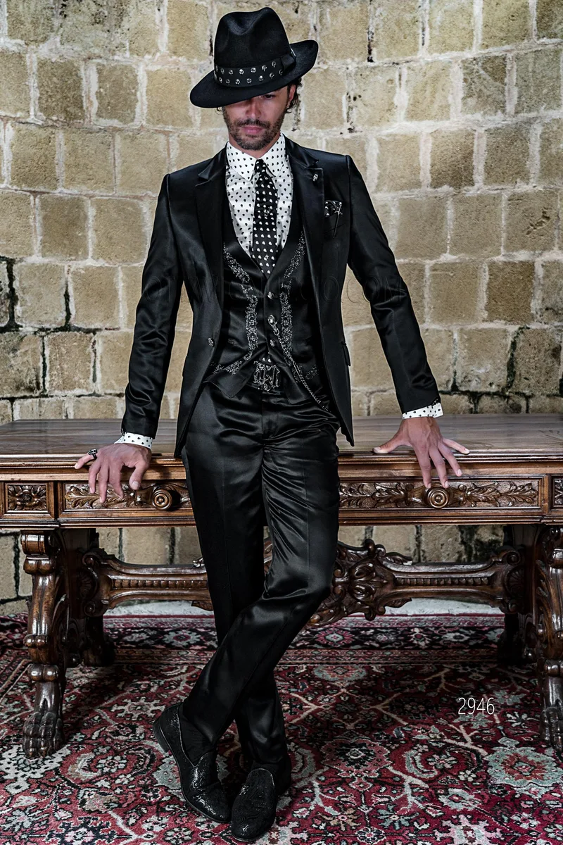 Abito cerimonia moda in tessuto lucido nero e gilet con ricamo argento – Figura intera