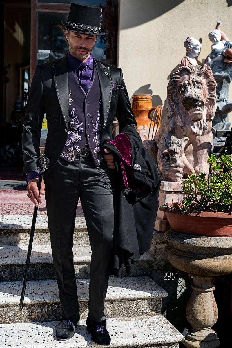 Abito uomo in raso nero con strass cristallo in stile steampunk vintage – Figura intera