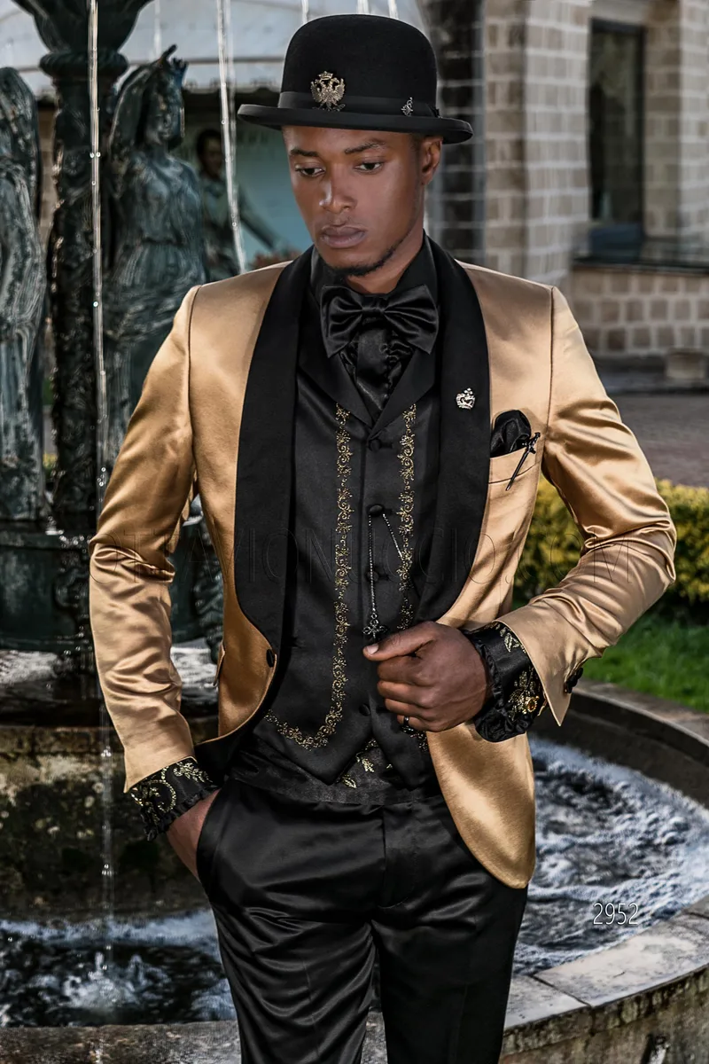 Camicia in raso nero con ricamo oro-nero e volant