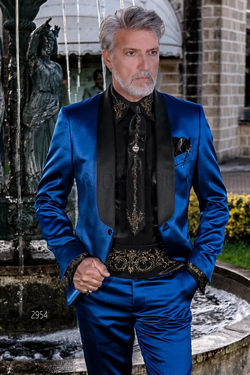 Smoking cerimonia moda in raso blu royal con collo sciallato nero – Piano americano