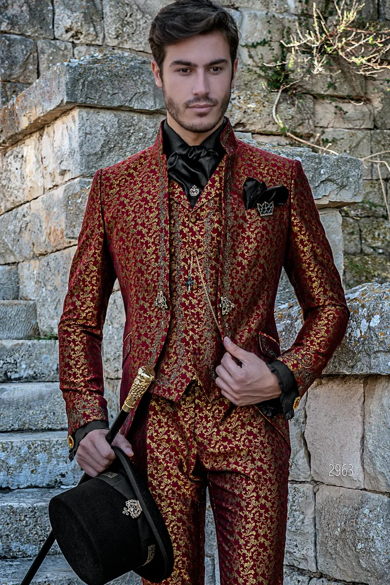 Abito completo in stile gotico damascato rosso e oro con ricamo oro e nero – Piano americano