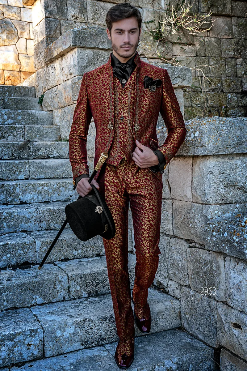 Abito completo in stile gotico damascato rosso e oro con ricamo oro e nero – Figura intera