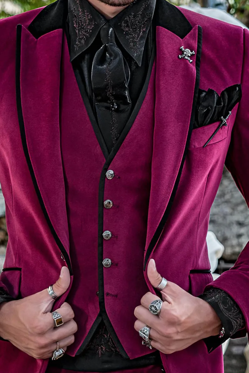 Gilet in velluto fucsia con profilo nero