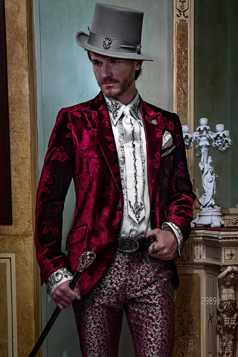 Completo aristocratico rosso giacca in velluto e pantalone damascato – Piano americano
