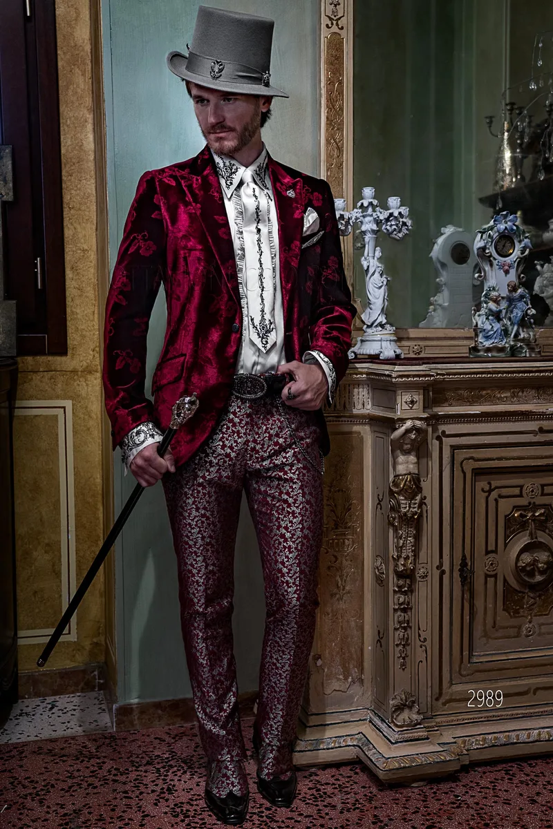 Completo aristocratico rosso giacca in velluto e pantalone damascato – Figura intera