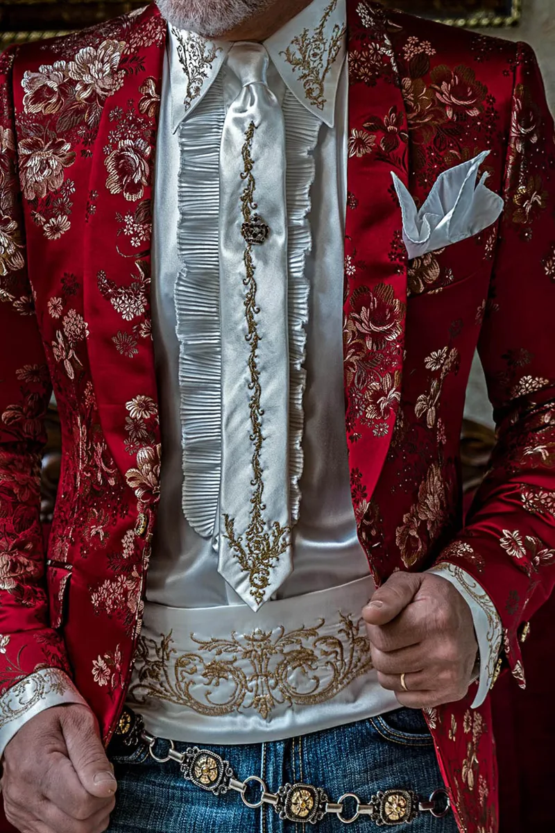 Camicia e accessori in microfibra di raso bianco con ricamo drago oro