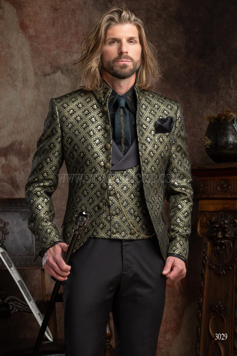 Costume redingote homme gothique avec veste damassée or et noir 1