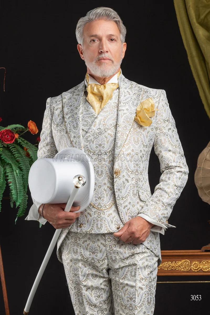 Barocker Hochzeitsanzug aus Brokat in Weiß-Elfenbein mit Strass am Revers 1
