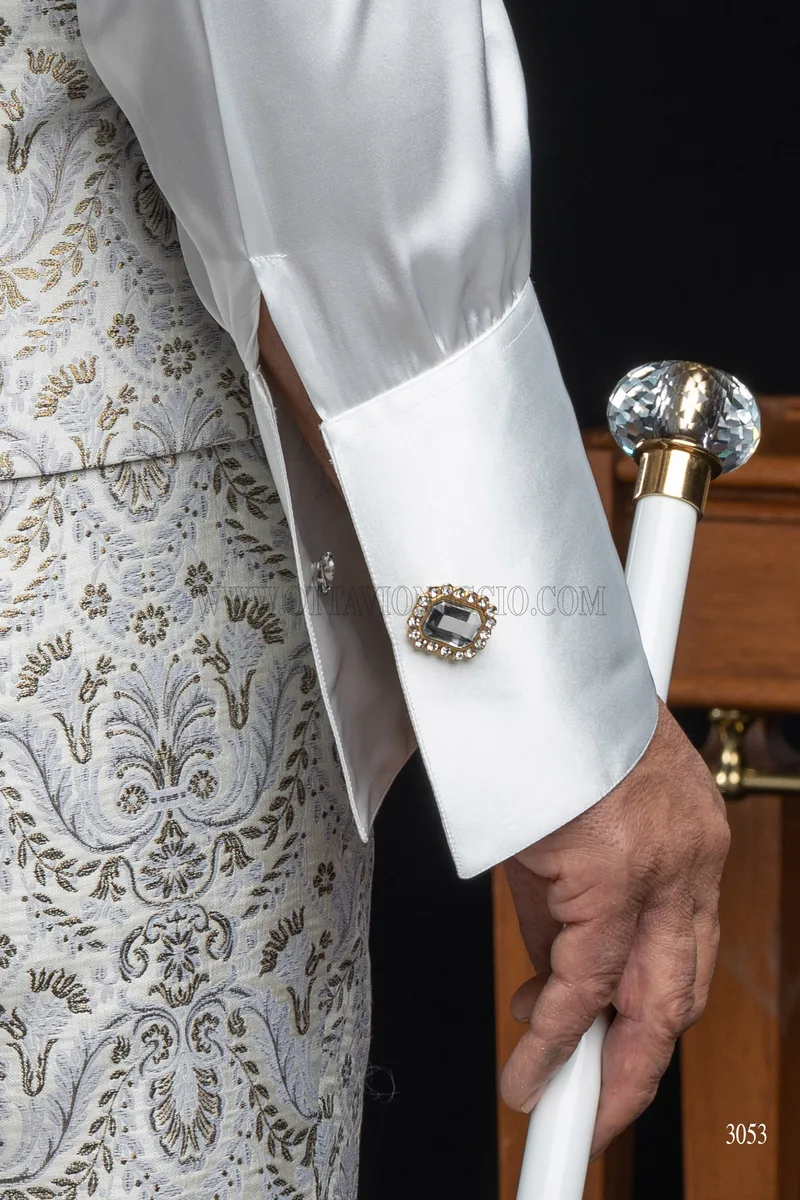 Barocker Hochzeitsanzug aus Brokat in Weiß-Elfenbein mit Strass am Revers 11