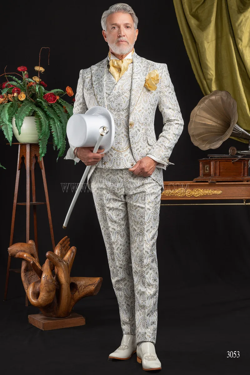 Barocker Hochzeitsanzug aus Brokat in Weiß-Elfenbein mit Strass am Revers 2