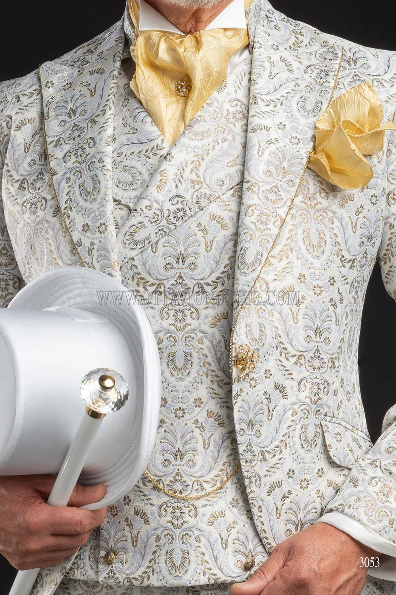 Barocker Hochzeitsanzug aus Brokat in Weiß-Elfenbein mit Strass am Revers 3