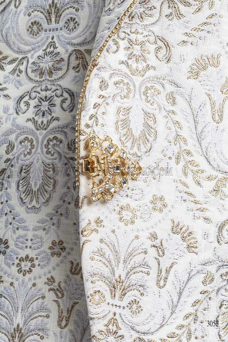 Barocker Hochzeitsanzug aus Brokat in Weiß-Elfenbein mit Strass am Revers 5