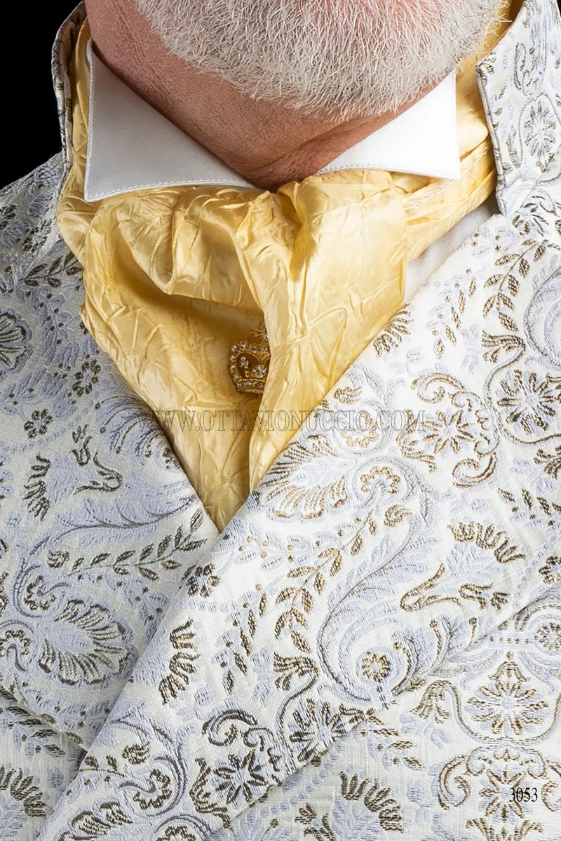 Barocker Hochzeitsanzug aus Brokat in Weiß-Elfenbein mit Strass am Revers 6