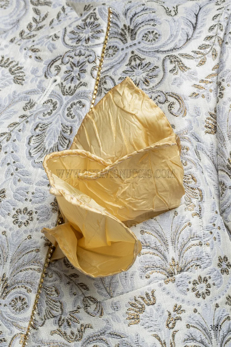 Barocker Hochzeitsanzug aus Brokat in Weiß-Elfenbein mit Strass am Revers 7