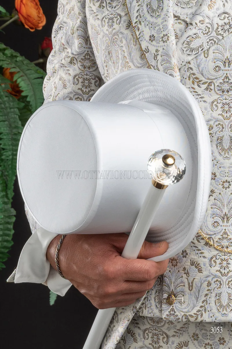 Barocker Hochzeitsanzug aus Brokat in Weiß-Elfenbein mit Strass am Revers 9