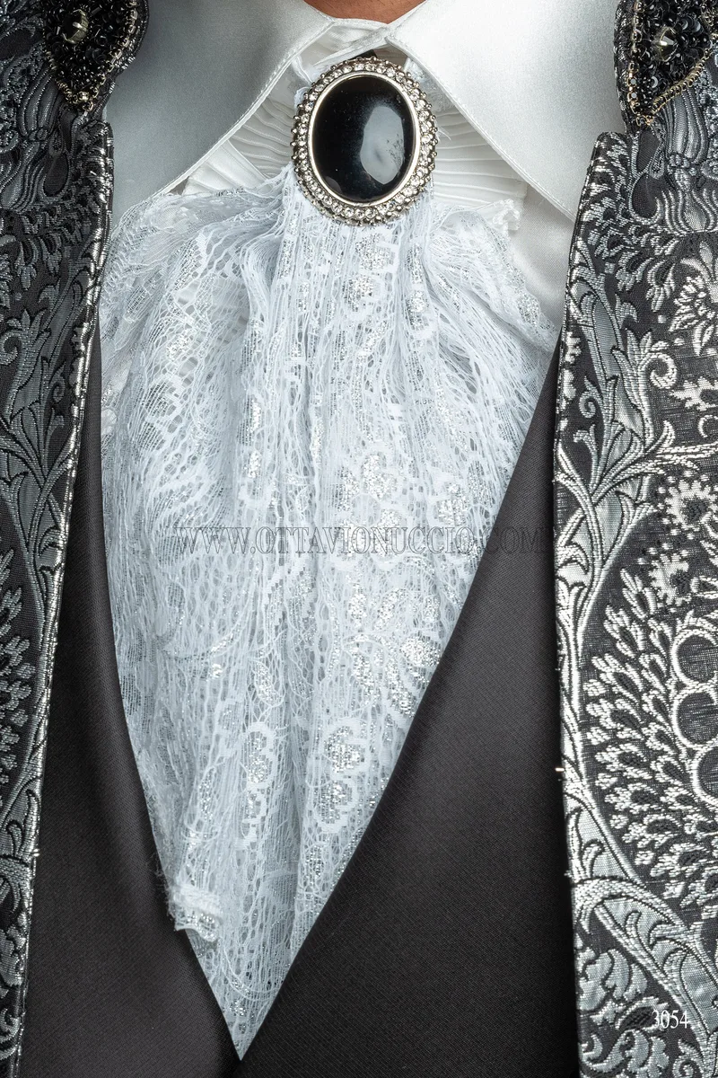 Plastrón anudado en puntilla blanco plata y pañuelo