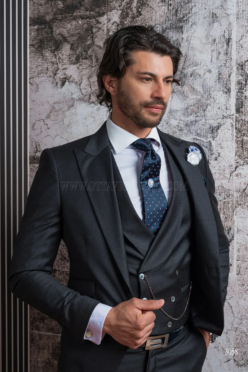 Traje de ceremonia de hombre gris con chaleco a tono – Medio cuerpo