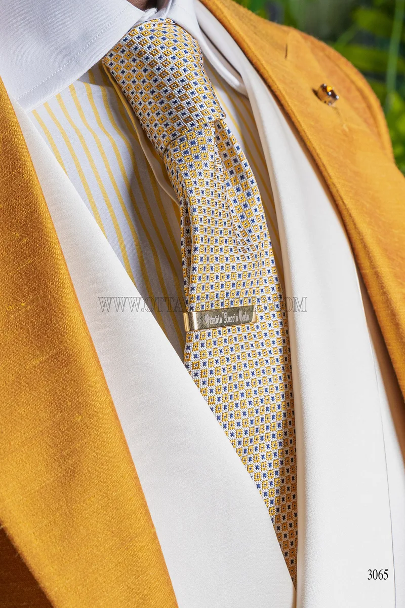 Goldener Hochzeitsanzug aus Shantung in Viskosemischung mit passender Weste – Krawatte