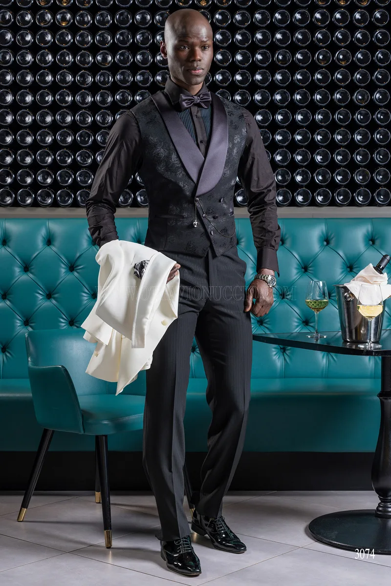 Smoking blanc à revers châle, pantalon et gilet noirs – Vue en pied
