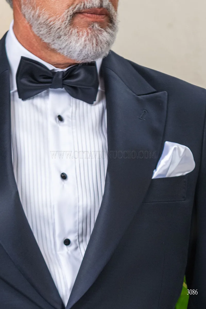 Esmoquin a medida para hombre azul con solapa de pico 5
