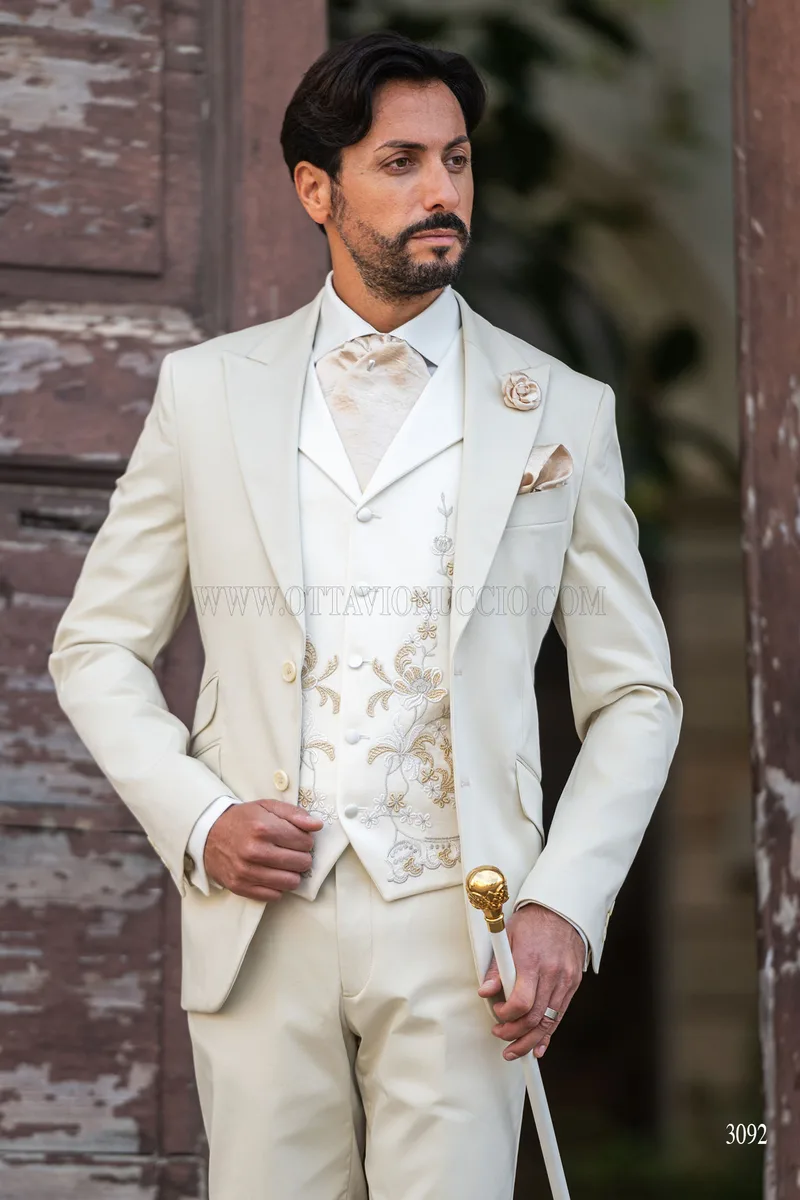 Traje de novio beige con chaleco bordado macramé 1