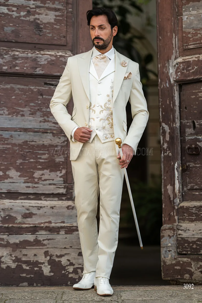 Traje de novio beige con chaleco bordado macramé 2