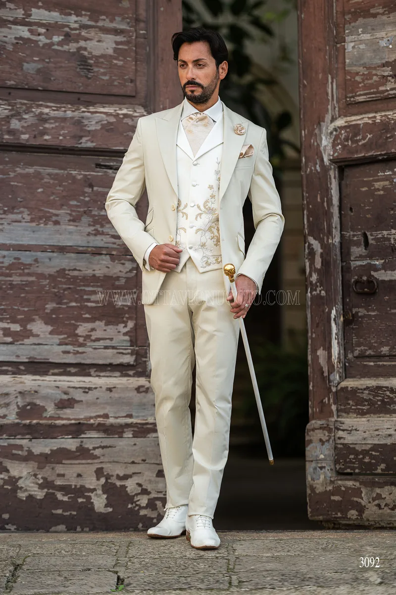 Traje de novio beige con chaleco bordado macramé 3