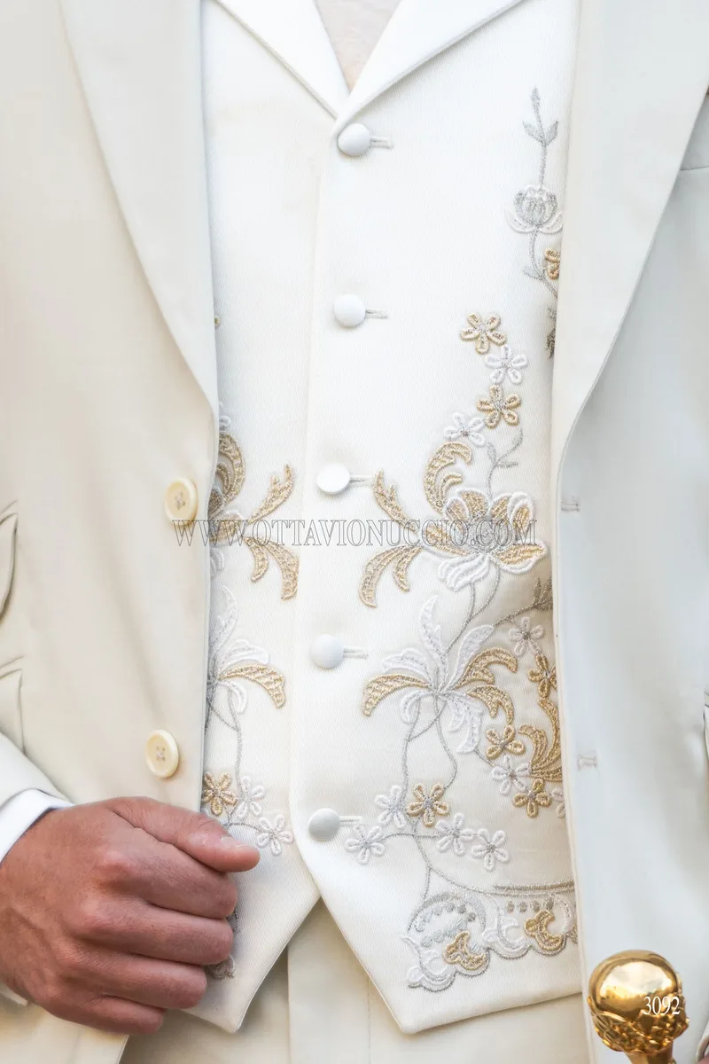 Gilet con rever raso e ricami macramè sul davanti