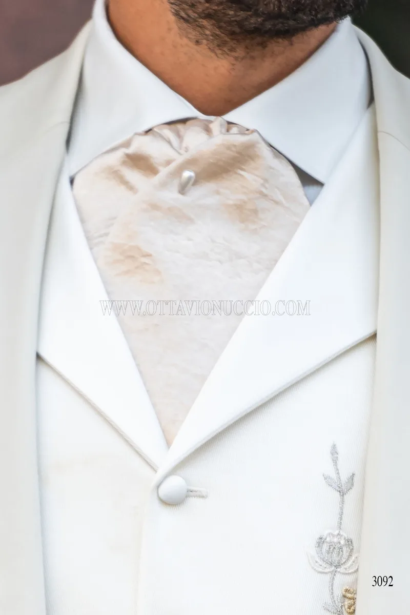 Traje de novio beige con chaleco bordado macramé 5