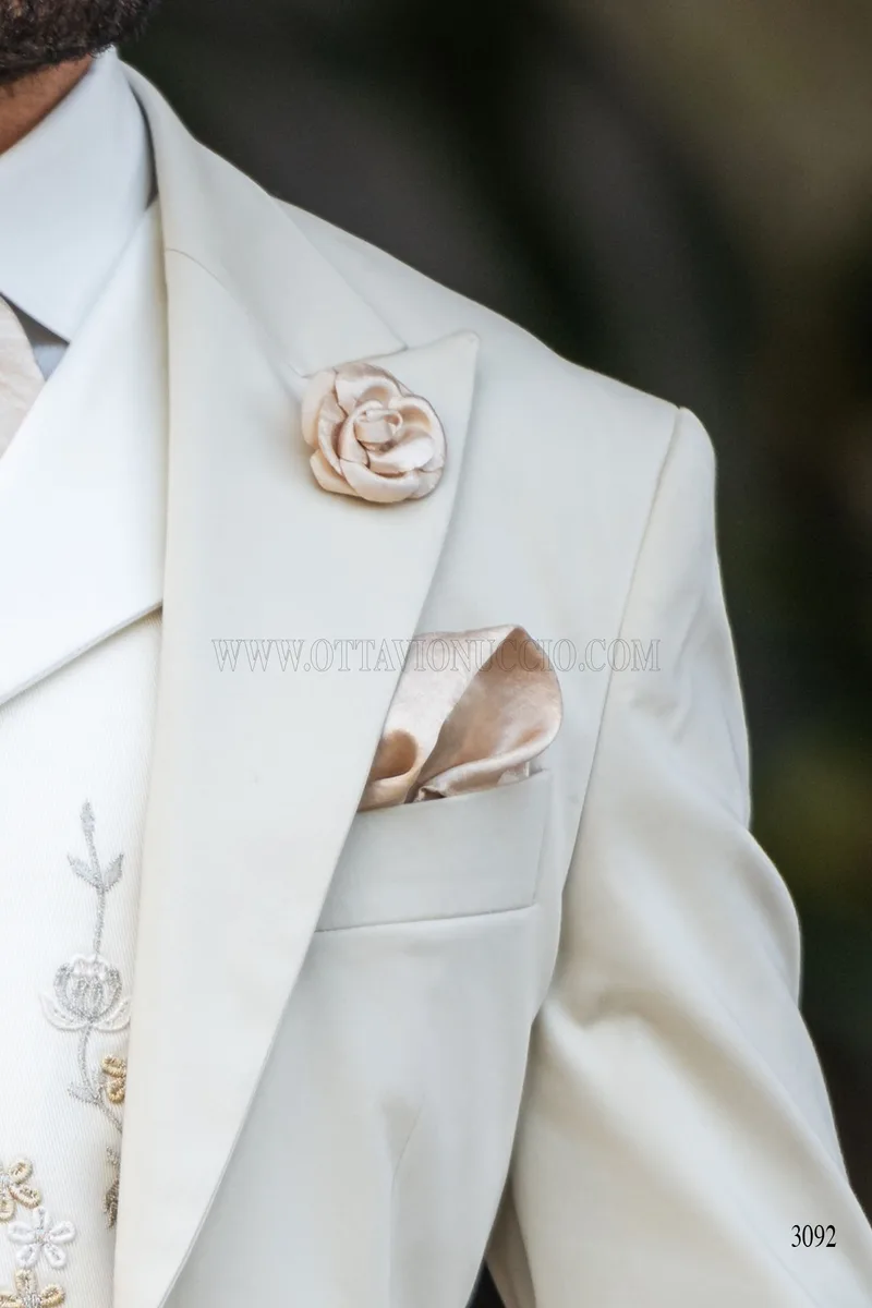 Traje de novio beige con chaleco bordado macramé 6
