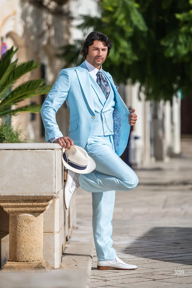 Costume de mariage estival bleu ciel avec gilet croisé 1