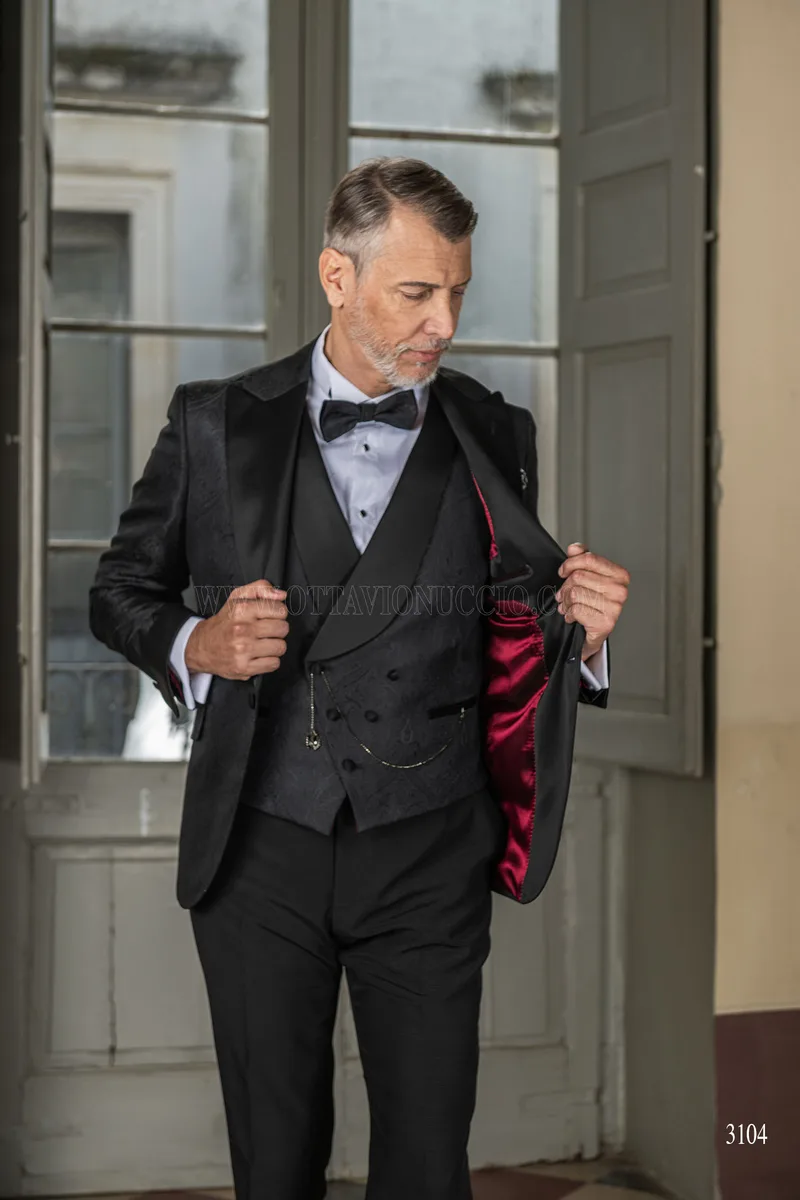 Schwarzer Hochzeitsanzug aus Damast mit Revers und Manschetten aus Satin 3