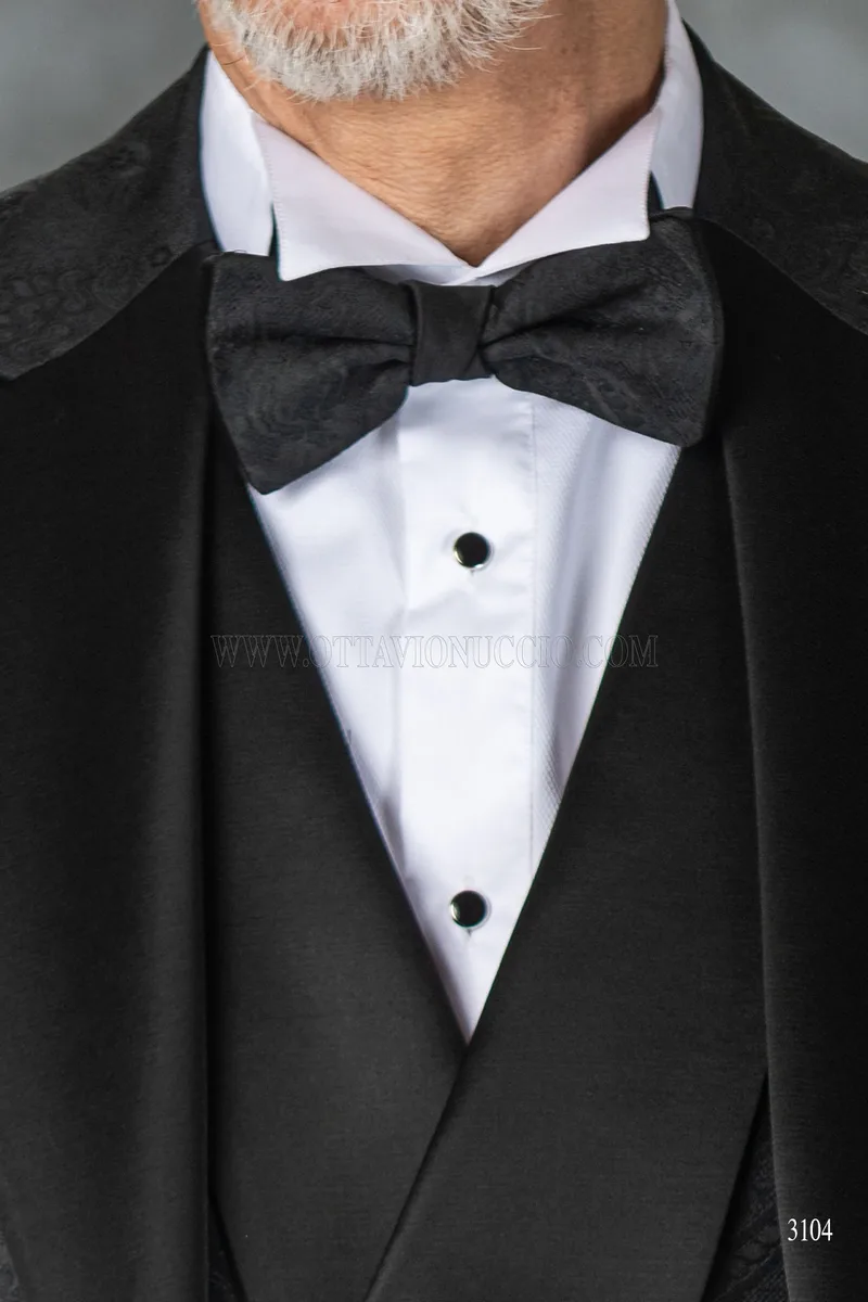 Schwarzer Hochzeitsanzug aus Damast mit Revers und Manschetten aus Satin 5