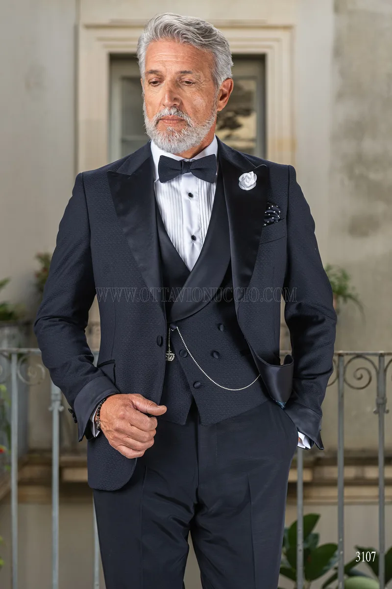 Esmoquin de novio azul de moda italiana de lujo con solapa de pico en raso 1