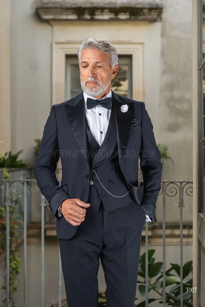 Esmoquin de novio azul de moda italiana de lujo con solapa de pico en raso 2
