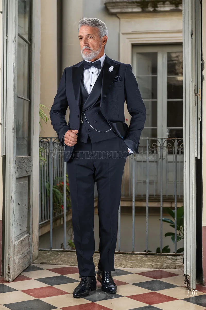 Esmoquin de novio azul de moda italiana de lujo con solapa de pico en raso 3