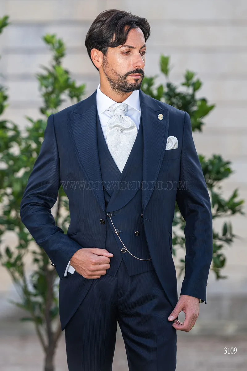 Traje de novio hombre azul con chaleco cruzado 2