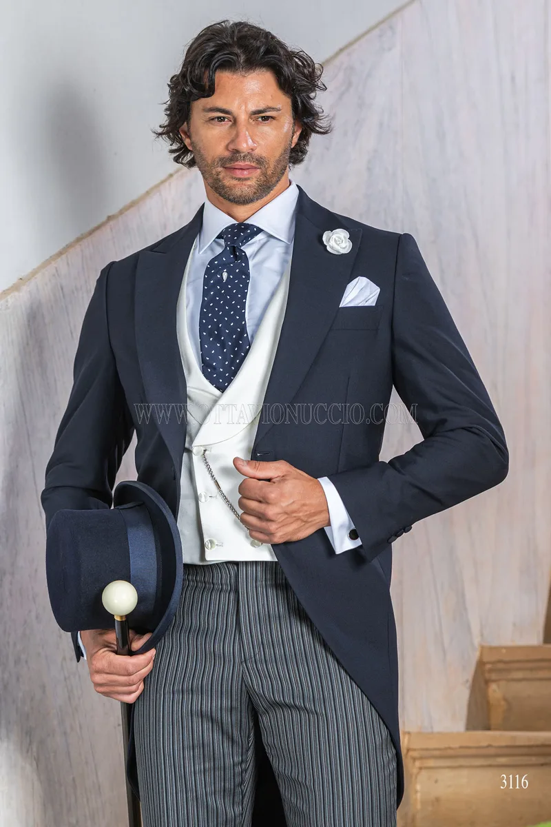 Chaqué clásico azul de novio con pantalón de rayas 1