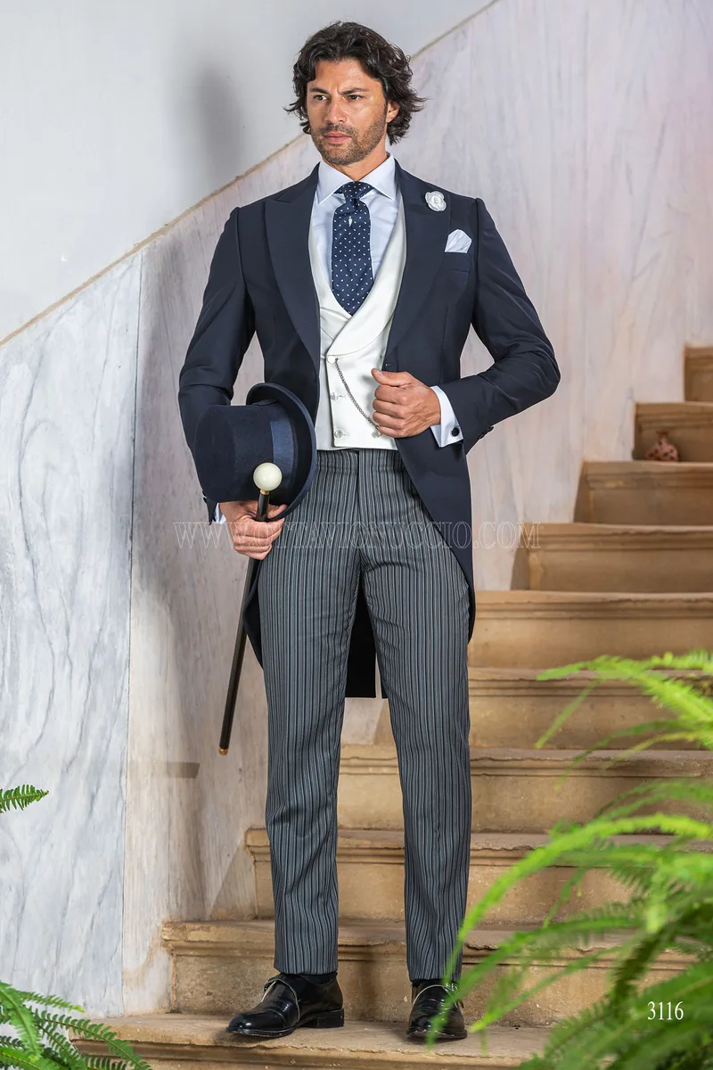 Chaqué clásico azul de novio con pantalón de rayas 2