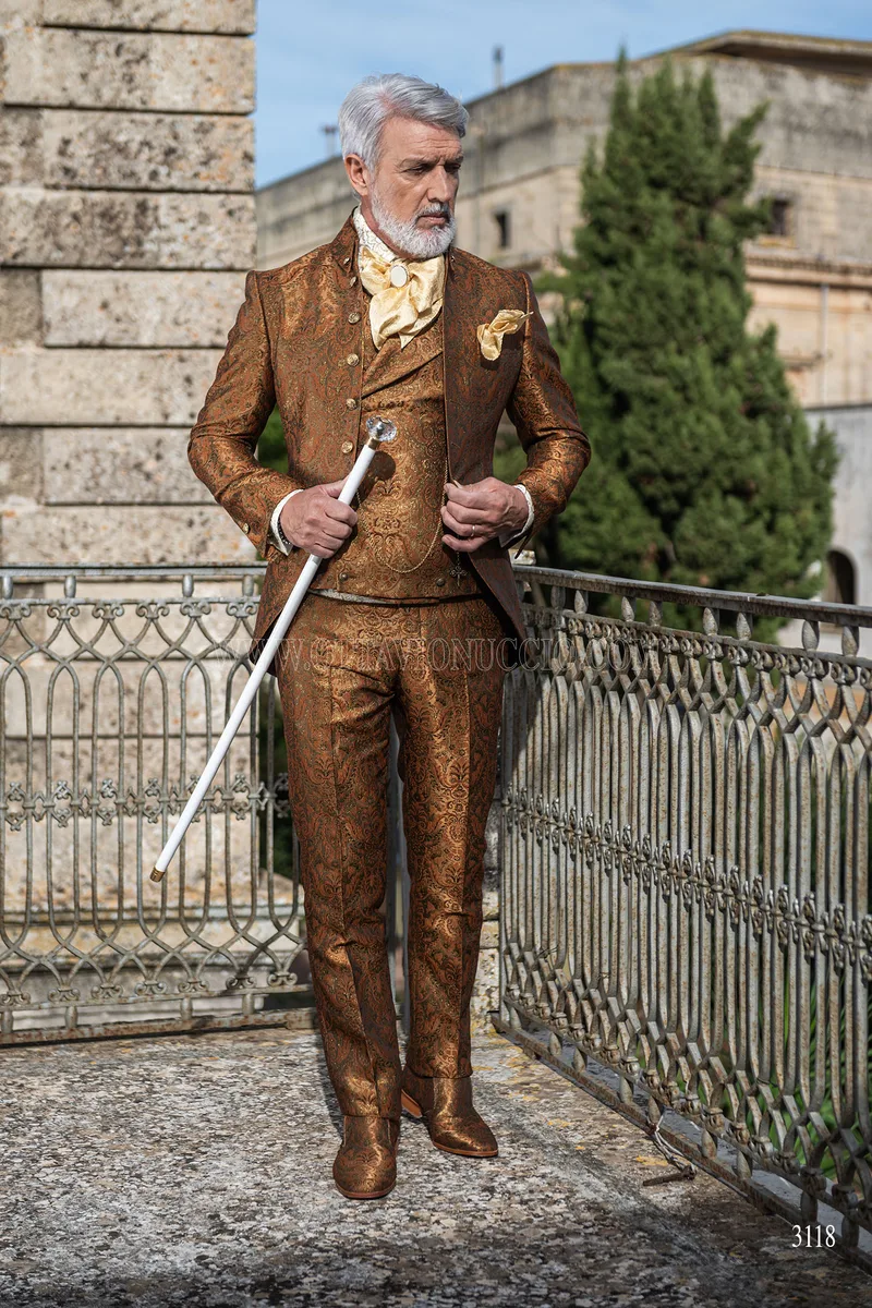 Costume de mariage baroque brocart or col napoléonien 4