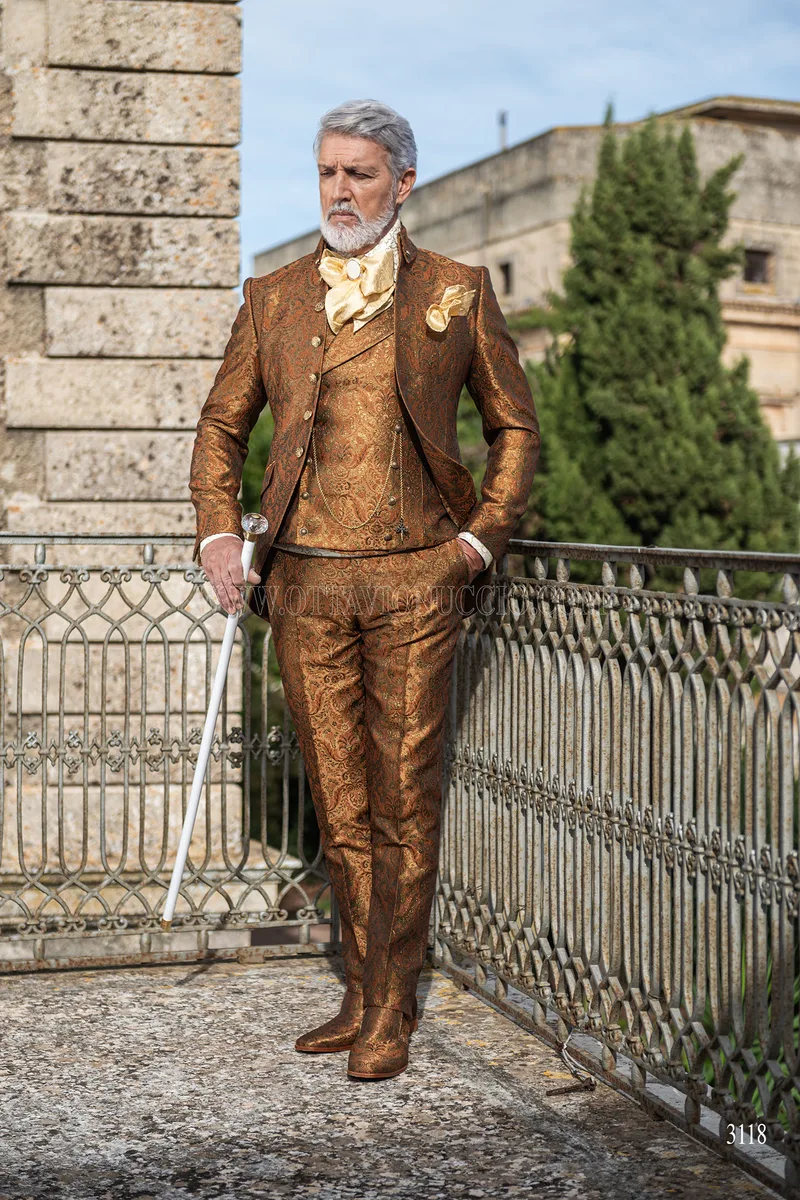 Costume de mariage baroque brocart or col napoléonien 5