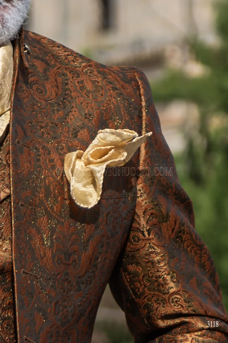 Costume de mariage baroque brocart or col napoléonien 7