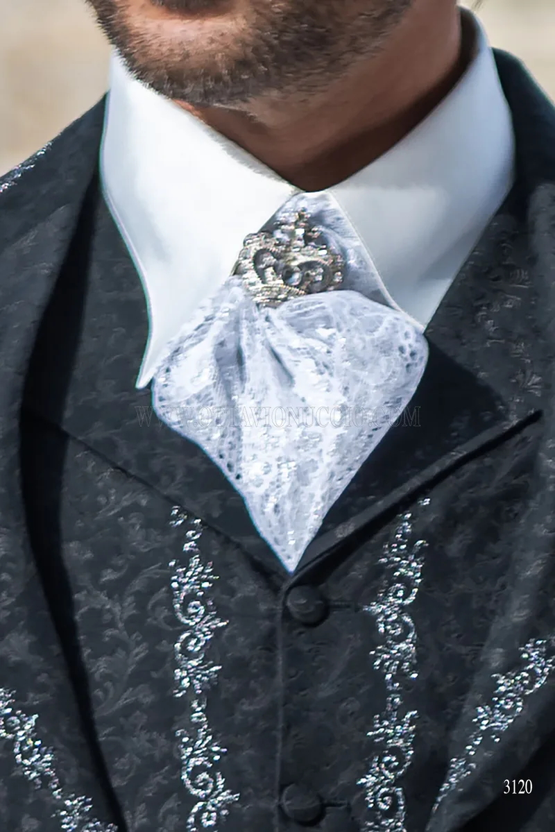Plastrón anudado en puntilla blanco plata y pañuelo